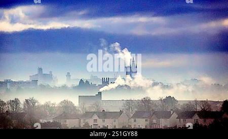 Glasgow, Écosse, Royaume-Uni. 4 janvier 2025. Météo britannique : les températures glaciales ont vu la brume dans l'ouest de la ville. Crédit Gerard Ferry/Alamy Live News Banque D'Images