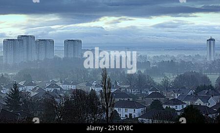 Glasgow, Écosse, Royaume-Uni. 4 janvier 2025. Météo britannique : les températures glaciales ont vu la brume dans l'ouest de la ville. Crédit Gerard Ferry/Alamy Live News Banque D'Images