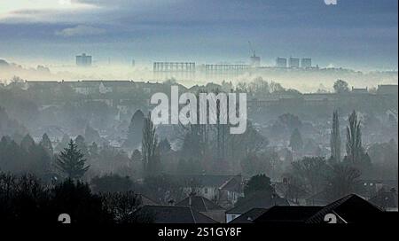 Glasgow, Écosse, Royaume-Uni. 4 janvier 2025. Météo britannique : les températures glaciales ont vu la brume dans l'ouest de la ville. Crédit Gerard Ferry/Alamy Live News Banque D'Images