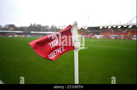 Mouillé et venteux avant le pari du ciel EFL League un match entre Crawley Town et Charlton Athletic au Broadfield Stadium , Crawley , Royaume-Uni - 1er janvier 2025 photo Simon Dack / TPI usage éditorial seulement. Pas de merchandising. Pour Football images, les restrictions FA et premier League s'appliquent inc. aucune utilisation d'Internet/mobile sans licence FAPL - pour plus de détails, contactez Football Dataco Banque D'Images