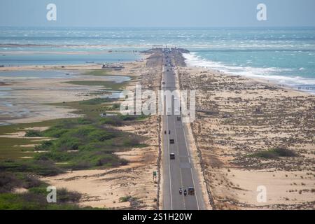 Dhanushkodi, Tamil Nadu, Inde - Oct 04, 2024 : vue aérienne du paysage et de la route allant vers Arichal Munai Sunset point depuis le Dhanushkodi Banque D'Images