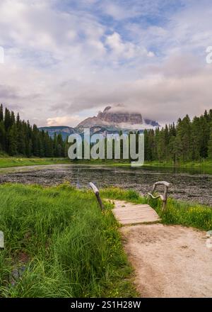 Paysage de Antorno lago avec les trois pics populaires de Lavaredo en arrière-plan. Petit pont en bois, montagnes dans les nuages. Tre Cime, Misurina, Cortin Banque D'Images