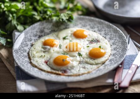 Petit déjeuner anglais dans une assiette. Jambon et œufs saupoudrés de persil. Banque D'Images