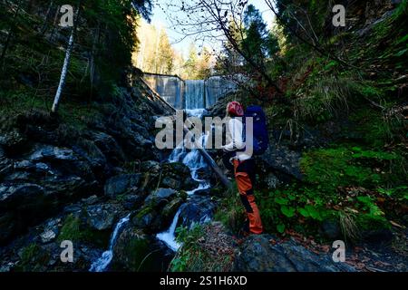 Allgäuer Alpen Blick in die Schlucht Faltenbachtobel mit Wasserfall und Damm in Oberstdorf im Allgäu, fotografiert am 4.11.2024. Oberstdorf Bayern Deutschland  JK11858 Banque D'Images