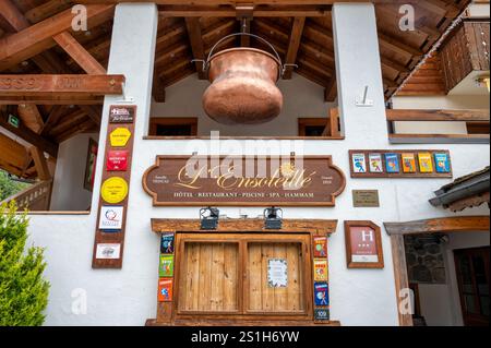 La Chapelle-d'abondance, France- 23 septembre 2024 : le panneau pour l'Hôtel Ensoleille et Restaurant dans les Alpes françaises. Banque D'Images