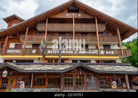 La Chapelle-d'abondance, France- 23 septembre 2024 : la façade de l'Hôtel Ensoleille et Restaurant dans les Alpes françaises. Banque D'Images