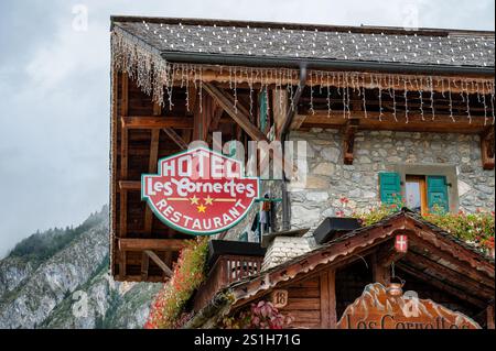 La Chapelle-d'abondance, France- 23 septembre 2024 : le panneau pour l'Hôtel et restaurant les Cornettes dans les Alpes françaises. Banque D'Images