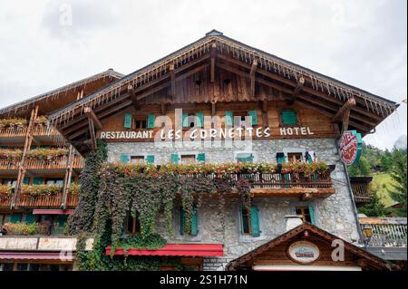 La Chapelle-d'abondance, France- 23 septembre 2024 : la façade de l'hôtel les Cornettes dans les Alpes françaises. Banque D'Images