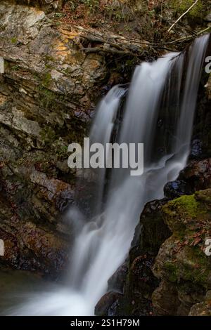 Allgäuer Alpen Blick in die Schlucht Faltenbachtobel mit Wasserfall und Damm in Oberstdorf im Allgäu, fotografiert am 4.11.2024. Oberstdorf Bayern Deutschland FH0A0205 *** Allgäu Alpes vue dans la gorge Faltenbachtobel avec cascade et barrage à Oberstdorf à Allgäu, photographié le 4 11 2024 Oberstdorf Bavière Allemagne FH0A0205 Banque D'Images