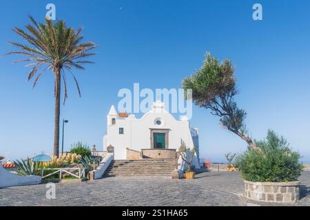 Île d'Ischia, église médiévale Chiesa del Soccorso. Forio, région Campanie, Italie, Europe Banque D'Images