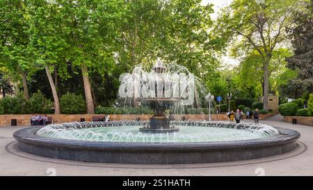 Bakou, Azerbaïdjan - 4 mai 2024 : Fontana Azneft dispose d'une magnifique fontaine qui danse avec l'eau tandis que les visiteurs profitent d'un environnement luxuriant à côté des murs historiques de la vieille ville, Icherisheher Banque D'Images