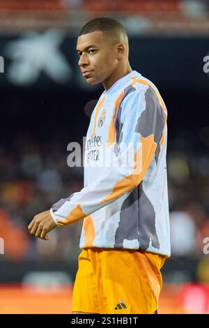 Valencia, Espagne. 04 janvier 2025. VALENCE, ESPAGNE - 3 JANVIER : Kylian Mbappe, avant-garde du Real Madrid, se réchauffe avant le match LaLiga EA Sports entre Valencia CF et Real Madrid au stade Mestalla le 3 janvier 2025 à Valence, Espagne. (Match de la 12e manche de la LaLiga reporté en raison de fortes pluies à valence) (photo Jose Torres/photo Players images/Magara Press) crédit : Magara Press SL/Alamy Live News Banque D'Images