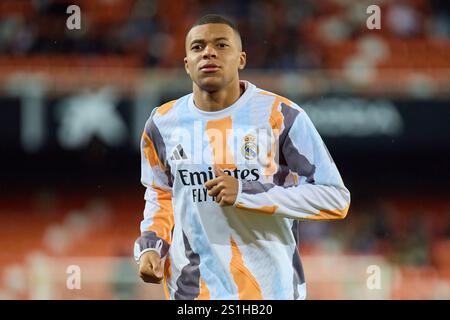 Valencia, Espagne. 04 janvier 2025. VALENCE, ESPAGNE - 3 JANVIER : Kylian Mbappe, avant-garde du Real Madrid, se réchauffe avant le match LaLiga EA Sports entre Valencia CF et Real Madrid au stade Mestalla le 3 janvier 2025 à Valence, Espagne. (Match de la 12e manche de la LaLiga reporté en raison de fortes pluies à valence) (photo Jose Torres/photo Players images/Magara Press) crédit : Magara Press SL/Alamy Live News Banque D'Images