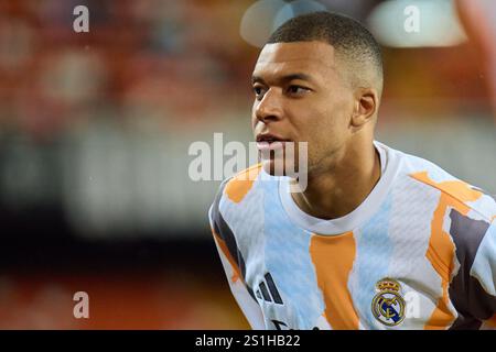 Valencia, Espagne. 04 janvier 2025. VALENCE, ESPAGNE - 3 JANVIER : Kylian Mbappe, avant-garde du Real Madrid, se réchauffe avant le match LaLiga EA Sports entre Valencia CF et Real Madrid au stade Mestalla le 3 janvier 2025 à Valence, Espagne. (Match de la 12e manche de la LaLiga reporté en raison de fortes pluies à valence) (photo Jose Torres/photo Players images/Magara Press) crédit : Magara Press SL/Alamy Live News Banque D'Images