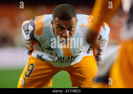Valencia, Espagne. 04 janvier 2025. VALENCE, ESPAGNE - 3 JANVIER : Kylian Mbappe, avant-garde du Real Madrid, se réchauffe avant le match LaLiga EA Sports entre Valencia CF et Real Madrid au stade Mestalla le 3 janvier 2025 à Valence, Espagne. (Match de la 12e manche de la LaLiga reporté en raison de fortes pluies à valence) (photo Jose Torres/photo Players images/Magara Press) crédit : Magara Press SL/Alamy Live News Banque D'Images