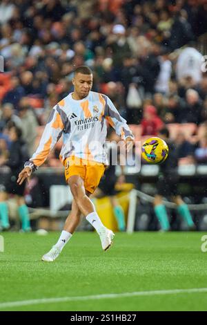Valencia, Espagne. 04 janvier 2025. VALENCE, ESPAGNE - 3 JANVIER : Kylian Mbappe, avant-garde du Real Madrid, se réchauffe avant le match LaLiga EA Sports entre Valencia CF et Real Madrid au stade Mestalla le 3 janvier 2025 à Valence, Espagne. (Match de la 12e manche de la LaLiga reporté en raison de fortes pluies à valence) (photo Jose Torres/photo Players images/Magara Press) crédit : Magara Press SL/Alamy Live News Banque D'Images