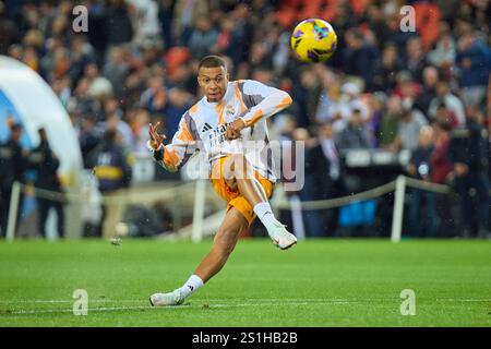 Valencia, Espagne. 04 janvier 2025. VALENCE, ESPAGNE - 3 JANVIER : Kylian Mbappe, avant-garde du Real Madrid, se réchauffe avant le match LaLiga EA Sports entre Valencia CF et Real Madrid au stade Mestalla le 3 janvier 2025 à Valence, Espagne. (Match de la 12e manche de la LaLiga reporté en raison de fortes pluies à valence) (photo Jose Torres/photo Players images/Magara Press) crédit : Magara Press SL/Alamy Live News Banque D'Images