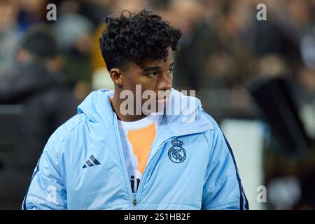Valencia, Espagne. 04 janvier 2025. VALENCIA, ESPAGNE - 3 JANVIER : Endrick Felipe Moreira, avant-garde central du Real Madrid, regarde avant le match LaLiga EA Sports entre Valencia CF et le Real Madrid au stade Mestalla le 3 janvier 2025 à Valence, Espagne. (Match de la 12e manche de la LaLiga reporté en raison de fortes pluies à valence) (photo Jose Torres/photo Players images/Magara Press) crédit : Magara Press SL/Alamy Live News Banque D'Images