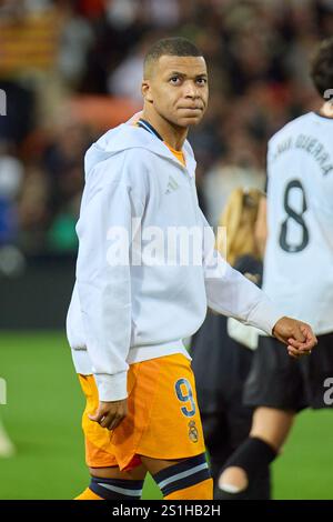 Valencia, Espagne. 04 janvier 2025. VALENCE, ESPAGNE - 3 JANVIER : Kylian Mbappe, avant-garde du Real Madrid, regarde avant le match LaLiga EA Sports entre Valencia CF et Real Madrid au stade Mestalla le 3 janvier 2025 à Valence, Espagne. (Match de la 12e manche de la LaLiga reporté en raison de fortes pluies à valence) (photo Jose Torres/photo Players images/Magara Press) crédit : Magara Press SL/Alamy Live News Banque D'Images