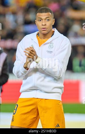 Valencia, Espagne. 04 janvier 2025. VALENCE, ESPAGNE - 3 JANVIER : Kylian Mbappe, avant-garde du Real Madrid, réagit avant le match LaLiga EA Sports entre Valencia CF et Real Madrid au stade Mestalla le 3 janvier 2025 à Valence, Espagne. (Match de la 12e manche de la LaLiga reporté en raison de fortes pluies à valence) (photo Jose Torres/photo Players images/Magara Press) crédit : Magara Press SL/Alamy Live News Banque D'Images