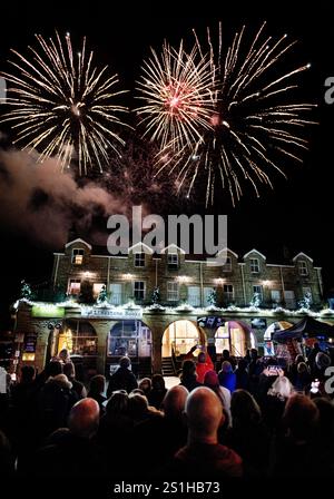 Feu d'artifice au-dessus du bâtiment historique connu sous le nom de Shambles à Settle, dans le Yorkshire du Nord, marquant l'allumage des lumières de Noël. Banque D'Images