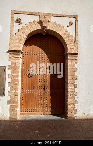 arche traditionnelle de porte renforcée en bois de bâtiment dans la médina vieille ville site du patrimoine mondial de l'unesco essaouira, maroc Banque D'Images
