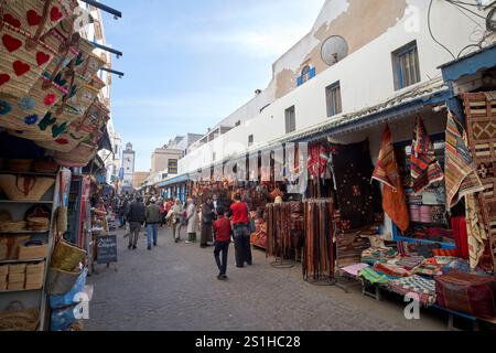 magasins dans les rues étroites de la médina vieille ville site classé au patrimoine mondial de l'unesco essaouira, maroc Banque D'Images