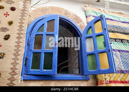 plue fenêtre en verre coloré en bois peint dans la médina vieille ville site du patrimoine mondial de l'unesco essaouira, maroc Banque D'Images