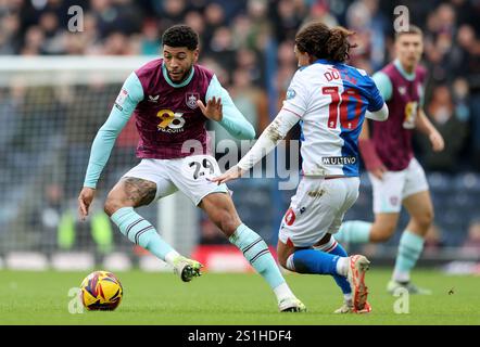 Tyrhys Dolan des Blackburn Rovers (à droite) et Josh Laurent de Burnley se battent pour le ballon lors du Sky Bet Championship match à Ewood Park, Blackburn. Date de la photo : samedi 4 janvier 2025. Banque D'Images