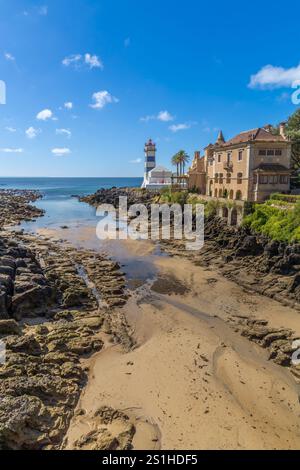 Cascais, Portugal. La rive de l'océan avec la plage atlantique de praia de Santa Maria, casa de Santa Maria musée et phare de Santa Maria. Banque D'Images