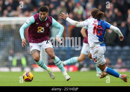 Tyrhys Dolan des Blackburn Rovers (à droite) et Josh Laurent de Burnley se battent pour le ballon lors du Sky Bet Championship match à Ewood Park, Blackburn. Date de la photo : samedi 4 janvier 2025. Banque D'Images