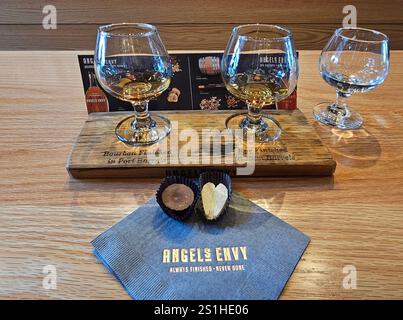Dégustation de whisky de bourbon et de seigle à Angels Envy Distillery, Louisville, Kentucky. Les dégustations sont accompagnées de chocolats. Banque D'Images