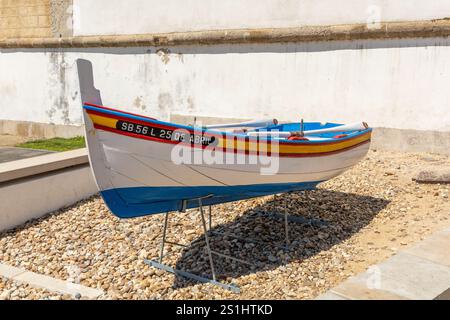 Sesimbra, Portugal. 8 août 2024. Bateau de pêche traditionnel et coloré hors de l'eau et affiché comme un monument. Sesimbra Portugal Banque D'Images