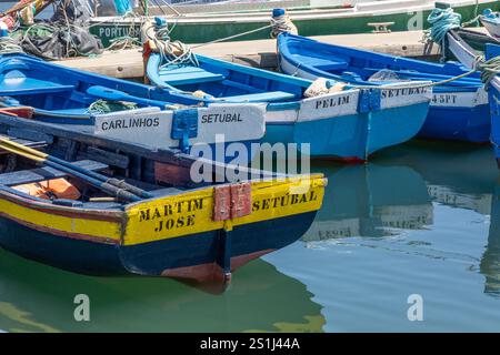 Setubal, Portugal. 6 août 2024. Petits bateaux de pêche traditionnels colorés dans le port de Setúbal. Banque D'Images