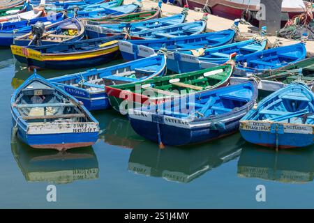 Setubal, Portugal. 6 août 2024. Petits bateaux de pêche traditionnels colorés dans le port de Setúbal. Banque D'Images