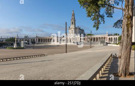 Célèbre sanctuaire au Portugal, complexe de bâtiments religieux catholiques, lieu de pèlerinage consacré à la Vierge Marie. Grande basilique carrée et blanche de notre la Banque D'Images