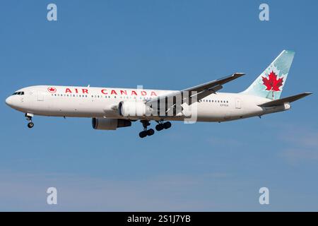 Boeing 767-300 d'Air Canada immatriculé C-FTCA en finale pour l'aéroport de Francfort Banque D'Images