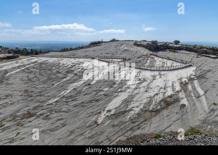 Véritable empreinte de dinosaure imprimée dans la roche dans un lieu public. Le Monumento Natural das Pegadas de Dinossáurios de Ourém Portugal Banque D'Images