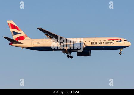 British Airways Boeing 767-300 avec immatriculation G-BNWZ en finale pour l'aéroport de Francfort Banque D'Images