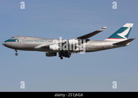 Cathay Pacific Cargo Boeing 747-400F avec immatriculation B-HUP en finale pour l'aéroport de Francfort Banque D'Images