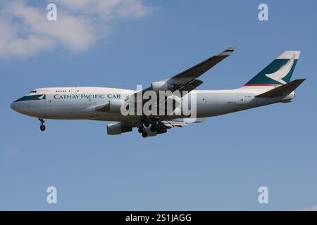 Cathay Pacific Cargo Boeing 747-400BCF avec immatriculation B-HKX en finale pour l'aéroport de Francfort Banque D'Images