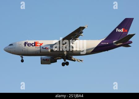 FedEx Express Airbus A310-300F avec enregistrement N801FD en finale pour l'aéroport de Francfort Banque D'Images