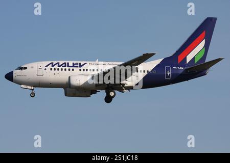 Malev Hungarian Airlines Boeing 737-600 avec enregistrement HA-LOJ en finale pour l'aéroport de Francfort Banque D'Images