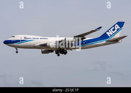 Japonaise Nippon Cargo Airlines Boeing 747-400F avec immatriculation JA08KZ en finale pour l'aéroport de Francfort Banque D'Images