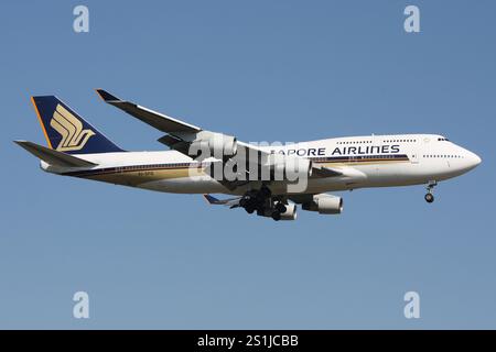Singapore Airlines Boeing 747-400 avec immatriculation 9V-SPQ en finale pour l'aéroport de Francfort Banque D'Images