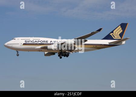 Singapore Airlines Boeing 747-400 avec immatriculation 9V-SMU en finale pour l'aéroport de Francfort Banque D'Images