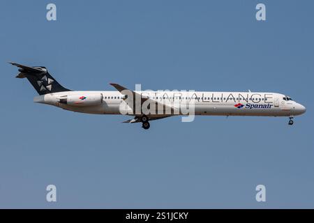 Spanish Spanair McDonnell Douglas MD-83 en livrée Star Alliance avec enregistrement EC-GVO en finale pour l'aéroport de Francfort Banque D'Images