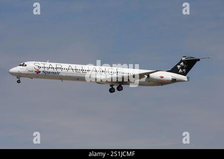 Spanish Spanair McDonnell Douglas MD-83 en livrée Star Alliance avec enregistrement EC-GVO en finale pour l'aéroport de Francfort Banque D'Images