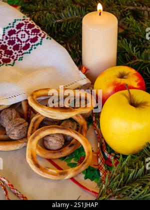 bretzels, noix et pommes donnés à ceux qui chantent des chants de noël, tradition roumaine de la veille de noël Banque D'Images