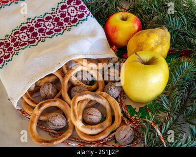bretzels, noix et pommes donnés à ceux qui chantent des chants de noël, tradition roumaine de la veille de noël Banque D'Images